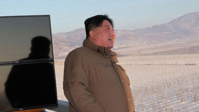 Kim Jong Un observant le lancement d'essai d'un missile balistique intercontinental (ICBM) Hwasongpho-18 à un endroit non divulgué en Corée du Nord.