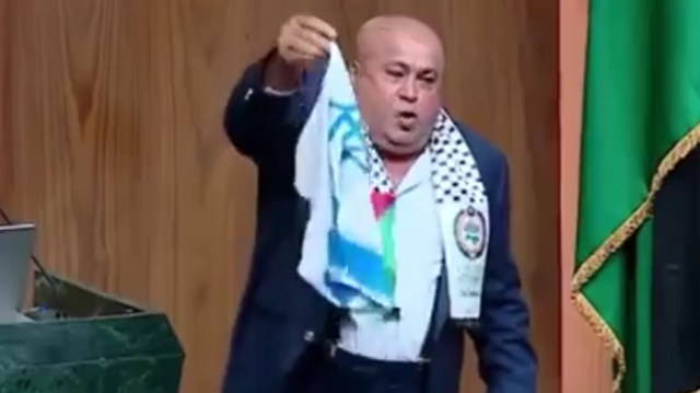 Un parlementaire jordanien, Khalil Attia a brûlé le drapeau israélien dans la salle principale de la Ligue arabe, qui s'est tenue, au Caire en Egypte, le 28 décembre 2023.