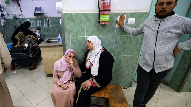 Des femmes réagissant en attendant des nouvelles des victimes des frappes israéliennes sur Rafah, dans le sud de la bande de Gaza, à l'hôpital al-Najjar, le 1er décembre 2023, après la reprise des combats entre Israël et le mouvement Hamas.
