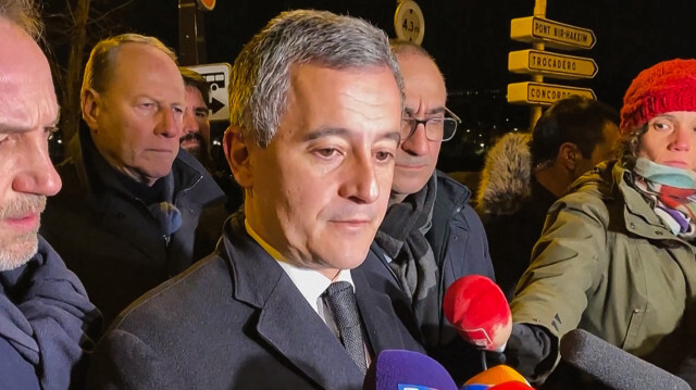 Le ministre français de l'Intérieur Gerald Darmanin s'adressant à la presse à côté du préfet de police de Paris Laurent Nunez après une agression au couteau à Paris tôt le 3 décembre 2023.