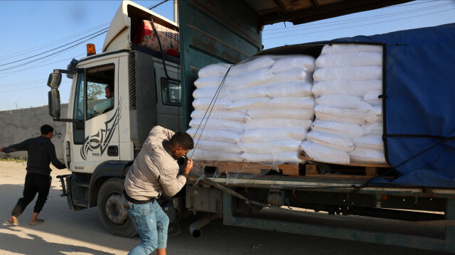 Un homme se prépareant à décharger un camion transportant de l'aide humanitaire qui est entré dans la bande de Gaza via le point de passage de Rafah avec l'Égypte, le 2 décembre 2023. 