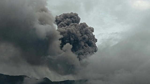 Un volcan de l'ouest de l'Indonésie entre en éruption, projetant une colonne de cendres d'environ trois kilomètres dans le ciel et forçant l'évacuation de dizaines de randonneurs.
