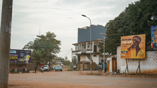 Une rue vide à Bissau le 1er décembre 2023. Des coups de feu ont été entendus une partie de la nuit et tôt le 1er décembre à Bissau entre des membres de la Garde nationale et des forces spéciales de la Garde présidentielle. L'armée bissau-guinéenne a déclaré vendredi qu'elle détenait le chef de l'unité des forces de sécurité impliquée dans les affrontements de la nuit dans la capitale et que la situation était sous contrôle.