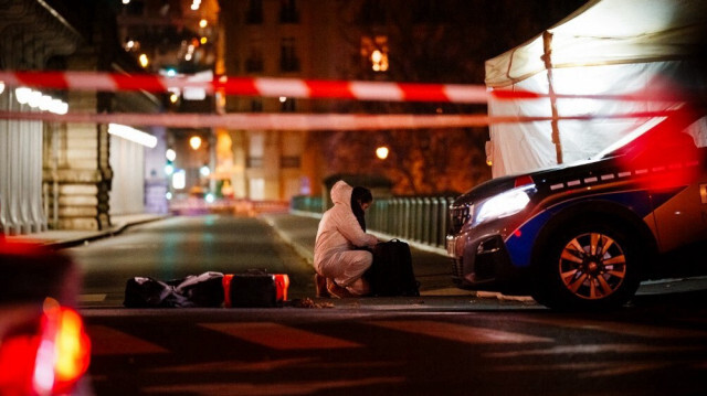 Un agent de la police scientifique travaille sur les lieux d'une agression à l'arme blanche à Paris le 2 décembre 2023.