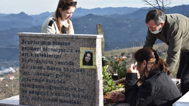 Baba Yılmaz, anne Güfer ile abla Gizem Özdemir, Ceren'in mezarına çiçek dikerek, dua etti. 