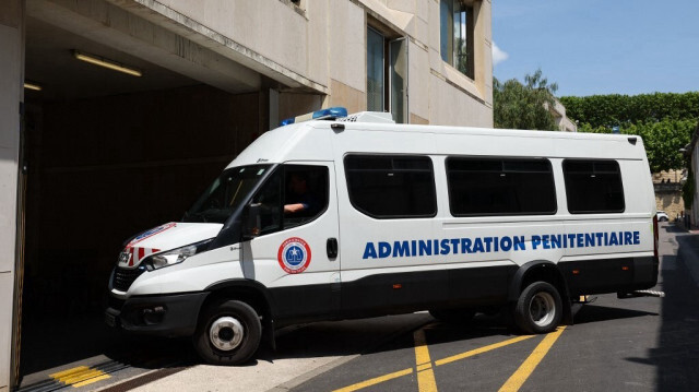 Un véhicule pénitentiaire transportant L'adolescent français de 15 ans interpellé samedi à Montpellier (Sud) après la découverte de deux corps dans sa maison incendiée a "avoué" avoir tué ses parents, au palais de justice de Montpellier.