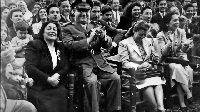 Hatay’ın Türk toprağı olduğunu ilk kabul eden Suriye Cumhurbaşkanı olarak tanınan babası Hüsnü Zaim’in Cumhurbaşkanlığı koltuğundan indirilip idam edildiğinde annesinin karnında olduğunu belirten Nevine Zaim, ata topraklarından hiç kopmadığını vurguluyor ve ekliyor: “Evimizde Türkçe konuşulurdu. Anneannem ve annem beni Türk gelenekleriyle büyüttü.”