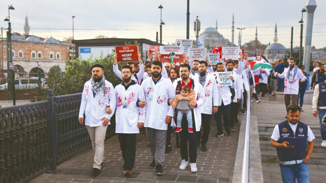  Hekimler Türk ve Filistin bayrakları ile Sirkeci Tren Garı’na yürüdü.