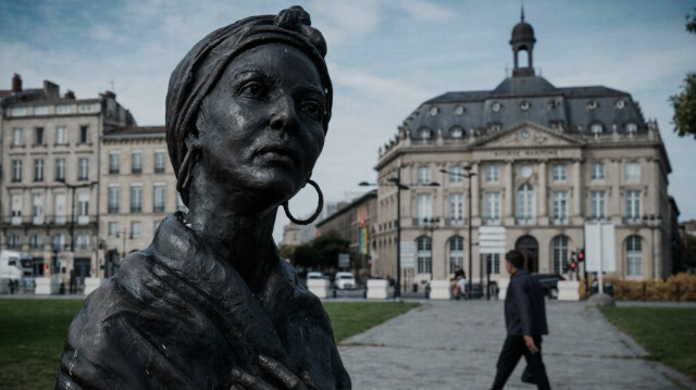 Cette photographie prise le 13 septembre 2021 à Bordeaux, dans le sud-ouest de la France, montre une statue créée par le sculpteur haïtien Caymitte Woodly, représentant Modeste Testas, une esclave achetée par deux frères bordelais au XVIIIe siècle puis répudié, avant son inauguration lors de la Journée nationale de l'abolition de la traite négrière et de l'esclavage.