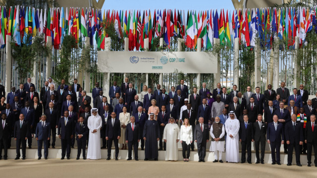 Les dirigeants mondiaux et les délégués participants posant pour une photo de famille lors du sommet des Nations unies sur le climat COP28 à Dubaï, le 1er décembre 2023.