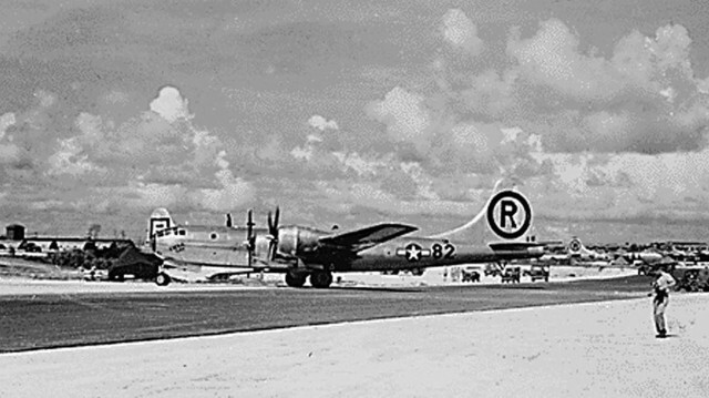 Cette photo des Archives nationales, prise le 6 août 1945, montre l'avion B-29 "Enola Gay" après son atterrissage sur l'île de Tinian à l'issue de sa mission de largage de la première bombe atomique sur Hiroshima, au Japon. 