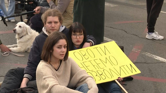 Les étudiants entament un blocus de 24 heures à Belgrade, Serbie.