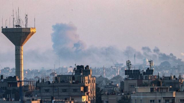 Une photo prise à Rafah montre de la fumée s'élevant au-dessus de Khan Yunis dans le sud de la bande de Gaza lors d'un bombardement israélien le 30 décembre 2023.