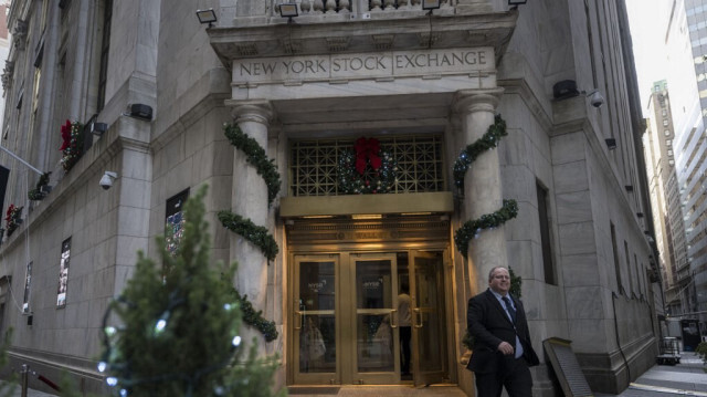 Des personnes entrent et sortent de la Bourse de New York (NYSE) à Wall Street le 14 décembre 2023 à New York.