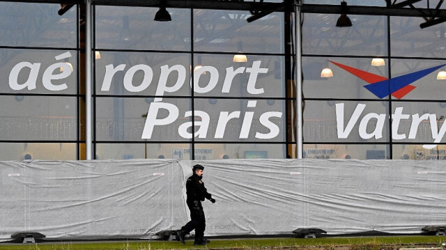 Le terminal de l'aéroport de Vatry, dans le nord-est de la France, le 23 décembre 2023, deux jours après que les autorités aient interdit de vol un avion à destination du Nicaragua transportant plus de 300 passagers indiens en raison de soupçons de "trafic d'êtres humains"