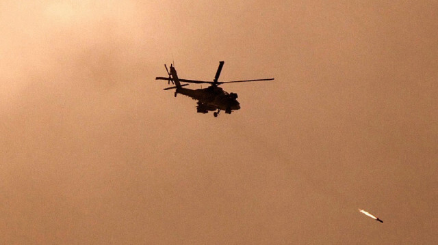 Un hélicoptère militaire israélien tire un missile en direction de Gaza, le 29 décembre 2023.