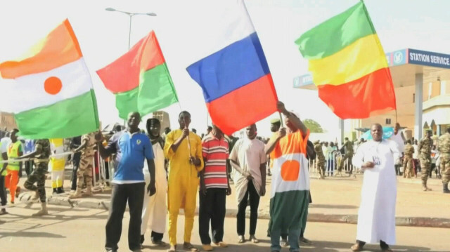 Des milliers de personnes célèbrant le départ, il y a une semaine, des derniers militaires français déployés au Niger, pays dirigé par un régime militaire depuis un coup d'Etat, en présence des Premiers ministres nigérien, burkinabé et malien.