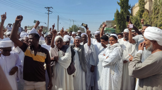 Des Soudanais scandent des slogans en faveur de l'armée dans la ville de Gedaref, au Soudan déchiré par la guerre, le 29 décembre 2023.