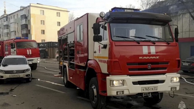 Cette image montre des véhicules de pompiers après un bombardement à Belgorod, à environ 30 kilomètres de la frontière avec l'Ukraine. La Russie a accusé l'Ukraine d'avoir mené une "attaque terroriste" le 30 décembre 2023.