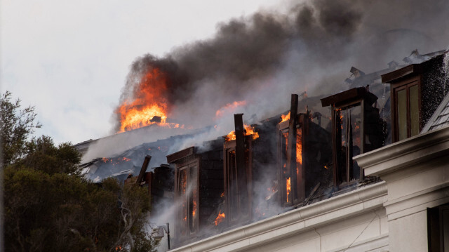  De la fumée s'échappant de l'Assemblée nationale, la chambre principale du Parlement sud-africain, après qu'un incendie qui s'était déclaré la veille ait repris, le 3 janvier 2022, au Cap.