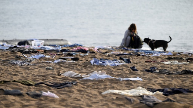 Une femme regarde des vêtements exposés par l'ONG espagnole Proactiva Open Arms pour attirer l'attention sur les migrants qui meurent en mer, sur la plage de San Sebastian. (archive)