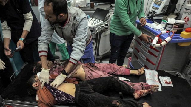 Les corps des deux filles tuées par les bombardements israéliens arrivant à l'hôpital européen de Khan Yunis, dans le sud de la bande de Gaza, le 31 décembre 2023.