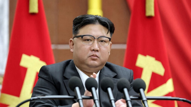 Le dirigeant nord-coréens Kim Jong Un s'expriment lors de la 9e session plénière du 8e comité central du Parti du travail de Corée (PTC), au siège du comité central du parti à Pyongyang.