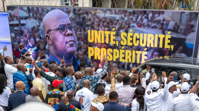 Des partisans saluant le président sortant de la République démocratique du Congo (RDC), Félix Tshisekedi, à son arrivée dans son cortège avant l'annonce des résultats des élections au QG Fatshi 20, le quartier général de sa campagne électorale, à Gombe, Kinshasa, le 31 décembre 2023.