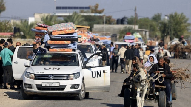 Des employés des Nations Unies et des civils palestiniens fuient Khan Yunis, dans le sud de la bande de Gaza, après que l'armée israélienne a appelé la population à quitter certaines zones de la ville, le 3 décembre 2023. 