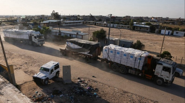 Des camions transportant de l'aide humanitaire entrent dans la bande de Gaza par le point de passage de Rafah avec l'Égypte, le 2 décembre 2023.