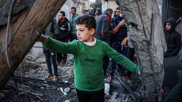 Un enfant Palestinien au milieu des décombres d'un bâtiment détruit par les frappes de l'armée d'occupation israélienne à Rafah, dans le sud de la bande de Gaza, le 23 novembre 2023.