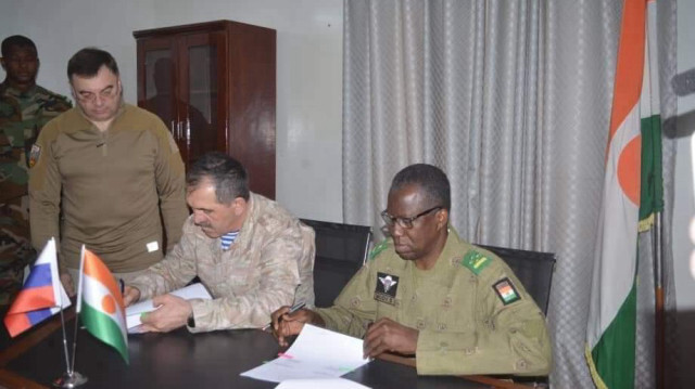 Le vice-ministre russe de la Défense Lounous-Bek Evkourov et le ministre d'État, ministre de la Défense nationale du Niger, le général de corps d'armée Salifou Modi.