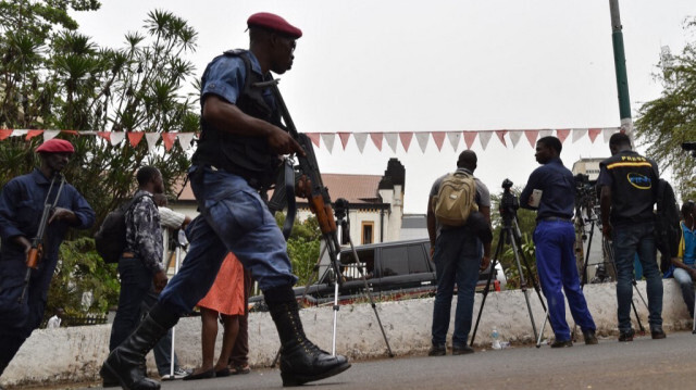 Les policiers de Sierra Leone patrouillent devant la Haute Cour de Sierra Leone.