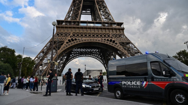 Des policiers français patrouillent aux alentours de la tour Eiffel à Paris, le 13 septembre 2023.