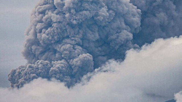 Eruption du Marapi, sur l'île de Sumatra, en Indonésie, le 03 décembre 2023.