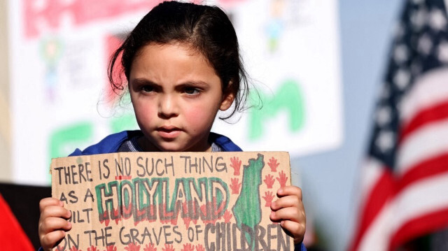 Un enfant brandit une pancarte lors de la "Marche des enfants pour la Palestine", le 2 décembre 2023 à Los Angeles, en Californie. 