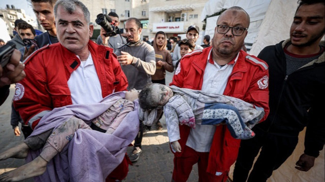 Les corps des enfants palestiniens tués à la suite des attaques israéliennes à Gaza, le 04 décembre 2023.