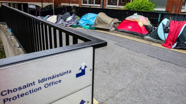 Un campement de réfugiés et de migrants devant le Bureau de protection internationale du gouvernement irlandais, dans le centre ville de Dublin, le 12 juin 2023.