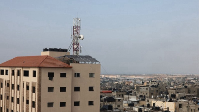 Une antenne d'une tour de communication qui transmet les signaux téléphoniques et Internet dans la bande de Gaza, le 28 octobre 2023.