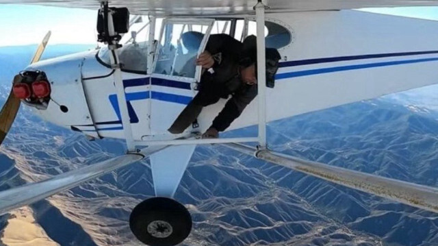 Jacob, Kasım 2021'de üzerine kamera yerleştirilmiş bir uçakla yanına paraşüt ve özçekim çubuğu alarak Santa Barbara bölgesindeki Lompoc City Havaalanı'ndan tek başına kalkış gerçekleştirmişti. 