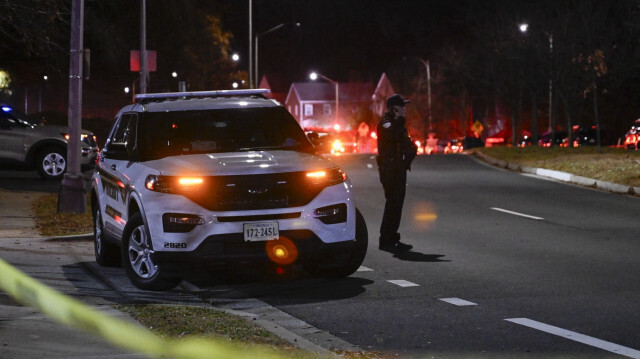 La police américaine près du lieu de l'explosion de la maison, s'apprêtant à exécuter un mandat de perquisition à Arlington, Virginie, États-Unis, le 4 décembre 2023. 