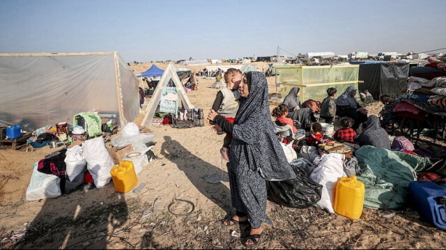 Les Palestiniens commencent à migrer vers les zones situées dans la partie sud de la ville en raison des attaques israéliennes à Gaza, le 04 décembre 2023.