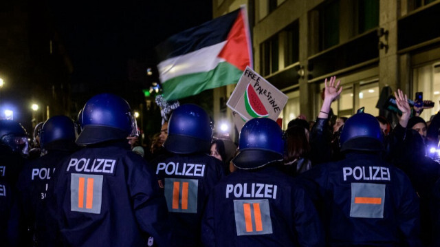 Des policiers allemands repoussent les manifestants pro-palestiniens qui dénoncent les bombardements à Gaza, devant le ministère des Affaires étrangères à Berlin, le 18 octobre 2023.