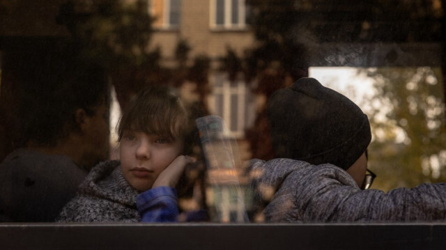 Des enfants lors de leur évacuation vers l'ouest de l'Ukraine, depuis la ville de Kherson, dans le sud du pays, le 30 octobre 2023.