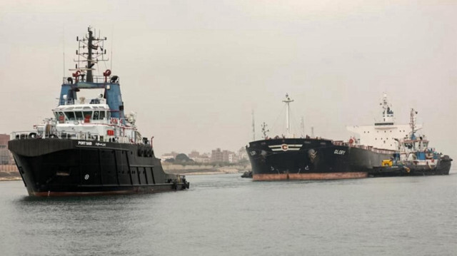 قناة السويس: اصطدام سفينة حاويات بجسر وجار قطرها