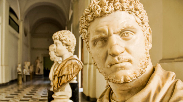 Un buste en marbre représentant la tête de l'empereur romain Caracalla, exposé au Musée Archéologique National de Naples.