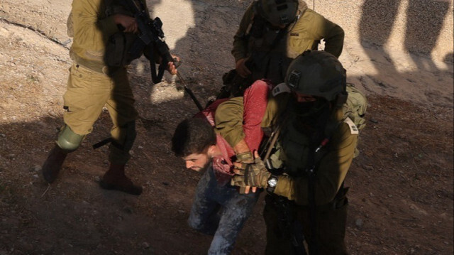Des soldats israéliens arrêtent un Palestinien lors d'une perquisition en Palestine occupée, le 21 août 2023.