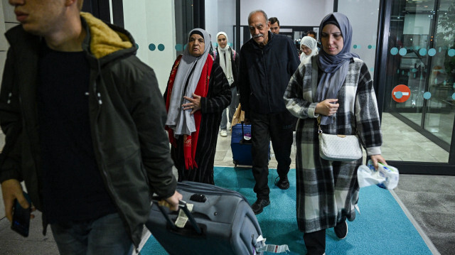 أتراك يصلون إسطنبول بعد إجلائهم من غزة
