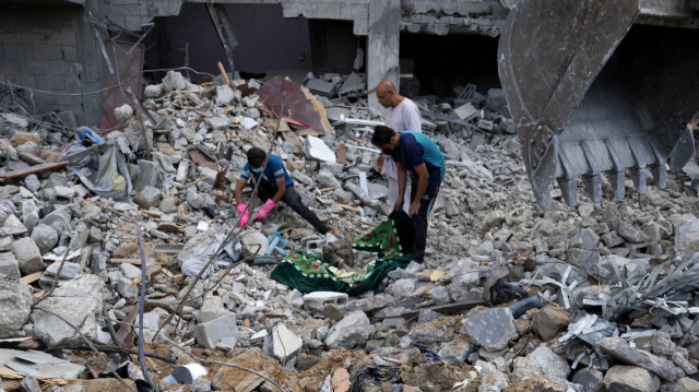 Жители Газы в поисках пищи и теплой одежды на руинах своего дома