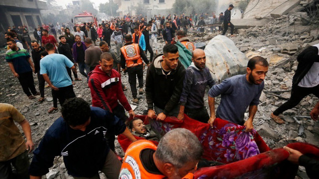 Des opérations de recherche et de sauvetage dans décombres des bâtiments suite à une attaque israélienne à Gaza, le 5 décembre 2023.